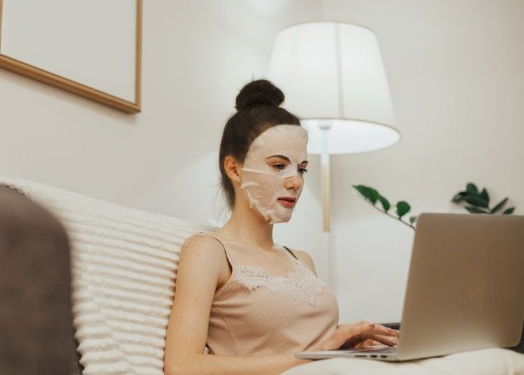 Work from home sambil maskeran