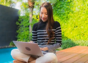 Work from Home Tapi Tetap Pakai Sunscreen? Ini Alasannya! - Sunbathing