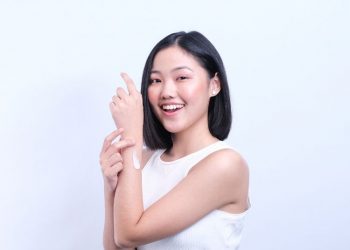 Nah, berikut merupakan tiga cara merawat kulit tangan agar tidak tampak lebih tua dari kulit wajah.