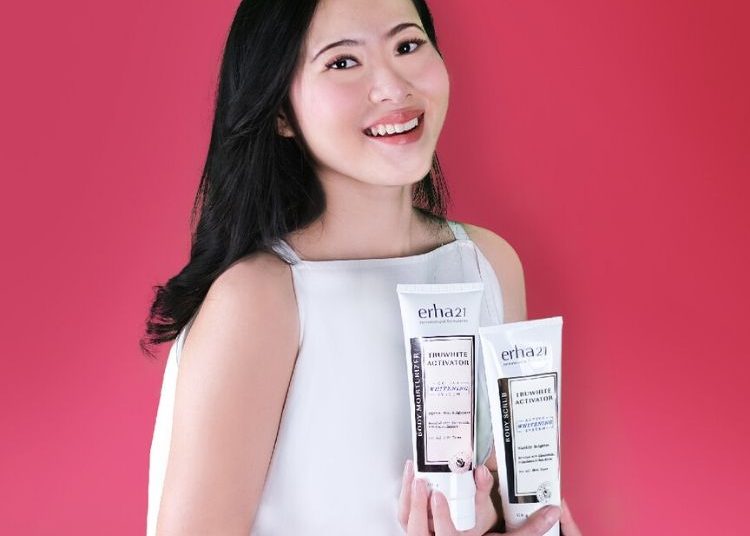Mau Mencerahkan Kulit Tubuh? Ini 2 Rekomendasi Produk Body Brightening dari ERHA!