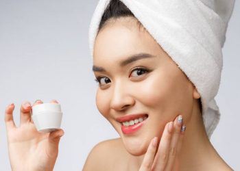 Mau Melembabkan Kulit? Pastikan Skincare-mu Punya 5 Bahan Kandungan Ini!