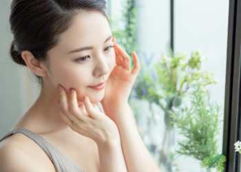 Wajib Tahu! 4 Rutinitas Rumahan Ini Bantu Mencerahkan Wajah dan Bikin Glowing