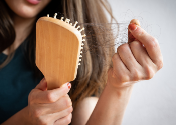 Nggak Pede Karena Rambut Rontok? Intip 4 Tips untuk Mengatasinya!