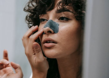 Komedo Hitam? Pakai ERHA AcneAct Pore Clear Pad!