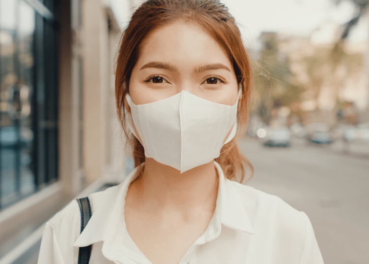 cewe memakai masker pandemi