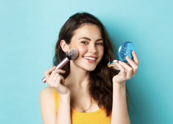 Kenali Apa Itu Hyaluronic Di Dalam Bedak Yang Dapat Menghidrasi Kulit!