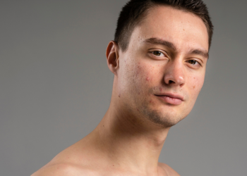 Atasi Kulit Berjerawat, Ini 2 Rekomendasi Skincare Cowo yang Bisa Bikin Glowing!