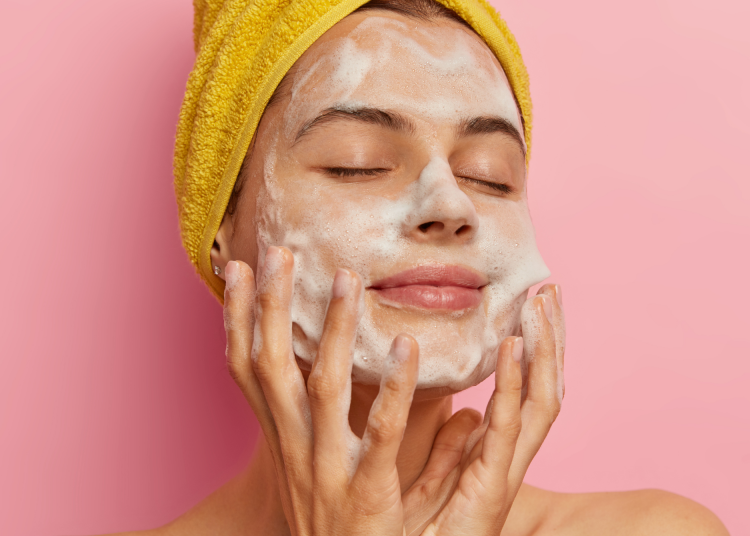 perbedaan facial wash dan facial foam