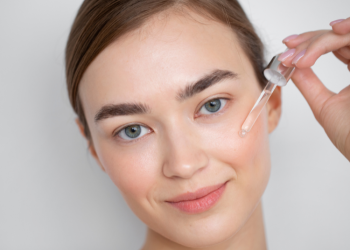 wanita dengan serum pencerah wajah