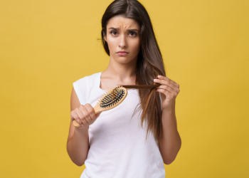 wanita dengan rambut rontok