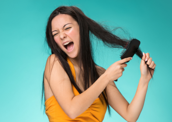 wanita frizzy hair membutuhkan masker rambut
