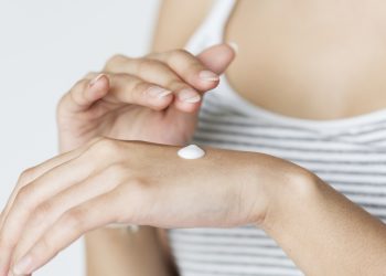 Jangan Asal Pilih! Ini 4 Tips Memilih Sunscreen Untuk Kulit Berjerawat