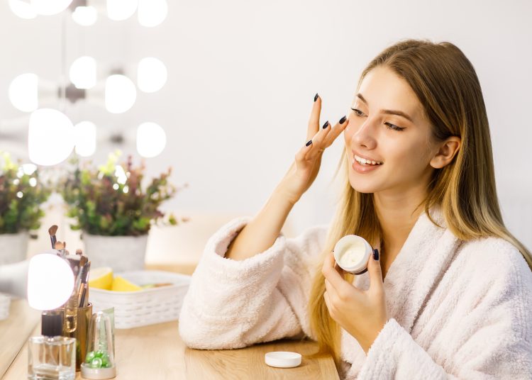 Bikin Glowing, Simak Urutan Skincare Pagi dan Malam Paling Tepat!