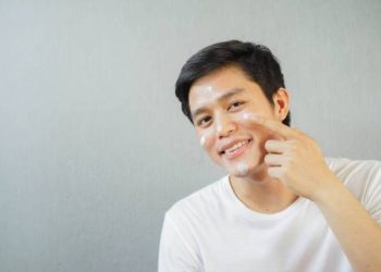 Cowok juga Butuh Perlindungan Sinar Matahari, Ini Rekomendasi Sunscreen Pria Sekaligus Pelembap!