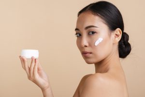 4 Kebiasaan Penyebab Kulit Kendur, Yuk Atasi dengan Skincare Ini!