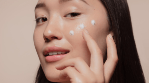 menggunakan sunscreen wajah