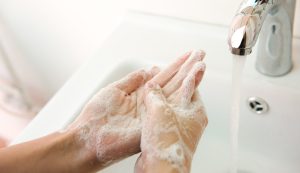 gunakan sabun yang aman untuk kulit eczema