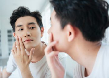 mengatasi kulit kusam pria