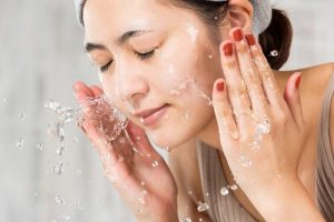 facial wash yang cocok untuk kulit berminyak dan berjerawat