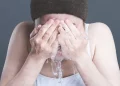 Kulit Acne-Prone Sering Kena Keringat dan Debu? Rutinitas Cuci Muka Juga Perlu Diperhatikan!