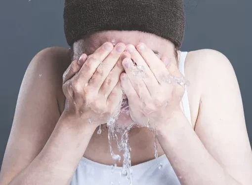 Kulit Acne-Prone Sering Kena Keringat dan Debu? Rutinitas Cuci Muka Juga Perlu Diperhatikan!