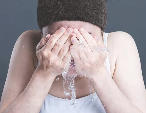 Kulit Acne-Prone Sering Kena Keringat dan Debu? Rutinitas Cuci Muka Juga Perlu Diperhatikan!