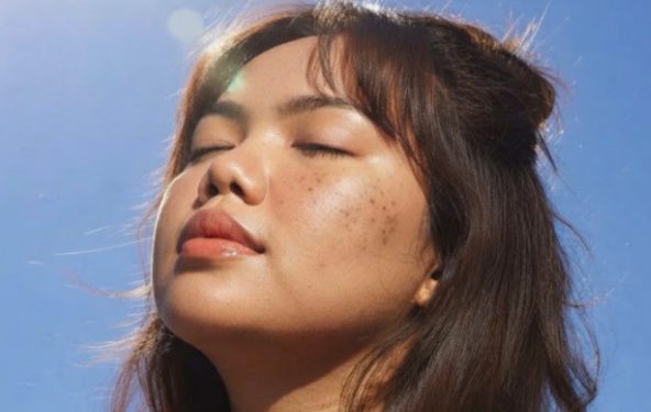 Sering Aktivitas di Luar Ruangan? Ini Alasan Dark Spot Bisa Makin Susah Diatasi!