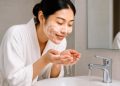 Cuci Muka Sampai Kesat Biar Jerawat Cepat Hilang, Apakah Benar-Benar Perlu?
