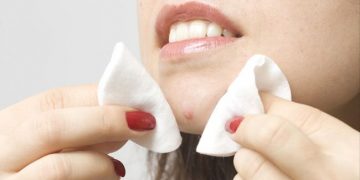 Punya Kebiasaan Memencet Jerawat? Hati-Hati, Bisa Bikin Bekas Makin Susah Pergi!