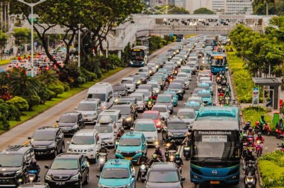 Sering Terjebak Macet di Jalan? Kenali Pentingnya Proteksi Kulit dari Sinar UV dan Polusi!