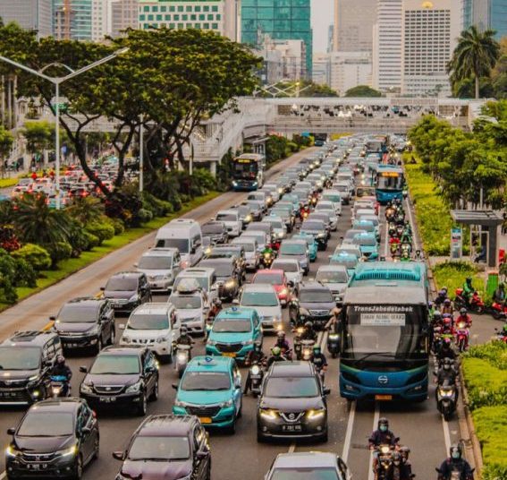 Sering Terjebak Macet di Jalan? Kenali Pentingnya Proteksi Kulit dari Sinar UV dan Polusi!