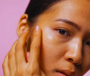 Baru Setengah Hari, Wajah Sudah Berminyak lagi dan Kamu Ingin Cuci Muka Lagi? Ini 5 Hal yang Harus Kamu Perhatikan!