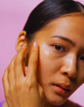 Baru Setengah Hari, Wajah Sudah Berminyak lagi dan Kamu Ingin Cuci Muka Lagi? Ini 5 Hal yang Harus Kamu Perhatikan!
