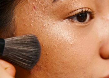 Udah Makeup Cantik, Tapi Wajah Tetap Kelihatan Capek di Foto? Ini Cara Bantu Kulit Tampak Lebih Glowing!