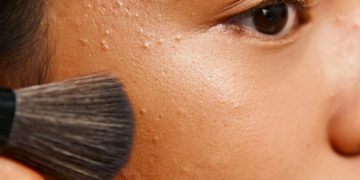 Udah Makeup Cantik, Tapi Wajah Tetap Kelihatan Capek di Foto? Ini Cara Bantu Kulit Tampak Lebih Glowing!